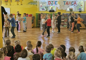 dzieci prezentują układ taneczny