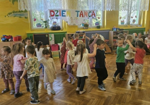 dzieci prezentują układ taneczny