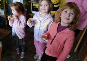 Dzieci degustują miodów z pasieki, miód malinowy, cynamonowy i lipowy.
