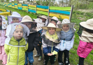 Dzieci z grupy zielonej w specjalnych kapeluszach zabezpieczających przed pszczołami