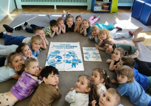 Dzieci z grupy zielonej ułożyły puzzle XXL Dzień świadomości autyzmu
