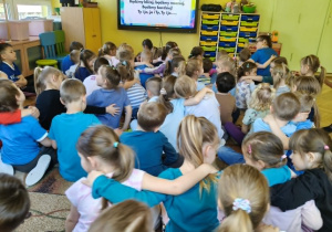 dzieci wspólnie śpiewają piosenkę pt. "Bądźmy bliżej"