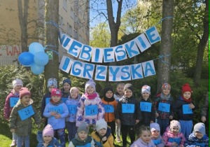 dzieci pozują do zdjęcia grupowego