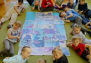 Dzieci z grupy czerwonej i żółtej pokolorowały i ułożyły puzzle XXL Dzień świadomości autyzmu