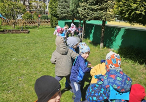 Przeciąganie liny przez dzieci