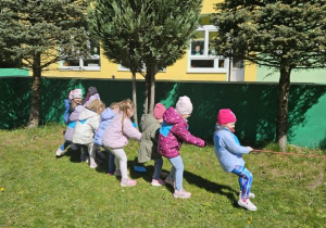 Przeciąganie liny przez dzieci