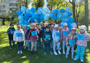 dzieci pozują do zdjęcia grupowego