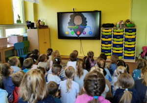 dzieci oglądają film edukacyjny na temat Autyzmu