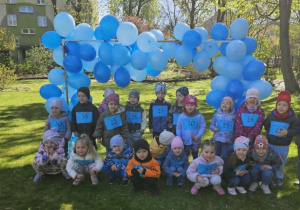 dzieci pozują do zdjęcia grupowego