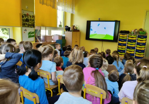 dzieci oglądają film edukacyjny na temat Autyzmu