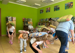 dzieci naśladują podczas zabawy ruchowej chodzenie żółwi