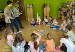 dzieci odpowiadają na zagadki na temat żółwi