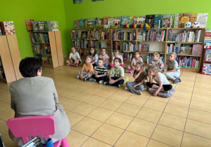 dzieci słuchają czytanej książk