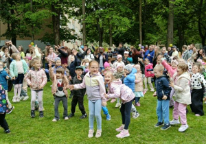 dzieci i rodzice w trakcie zabaw z animatorem