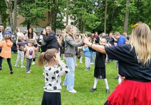 dzieci i rodzice w trakcie zabaw z animatorem