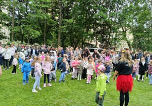 dzieci i rodzice w trakcie zabaw z animatorem