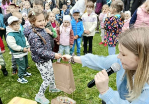pani wręcza nagrody dziecku za zdobycie I miejsca w konkursie