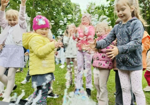 dzieci podczas zabaw z bańkami mydlanymi