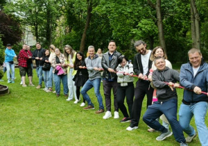 dzieci i rodzice w konkurencji przeciągania liny