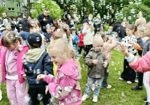 dzieci podczas zabaw z bańkami mydlanymi