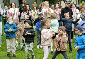 dzieci i rodzice w trakcie zabaw z animatorem