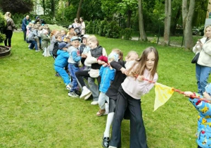 dzieci i rodzice w konkurencji przeciągania liny