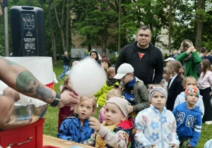 dzieci stoją w kolejce po watę cukrową