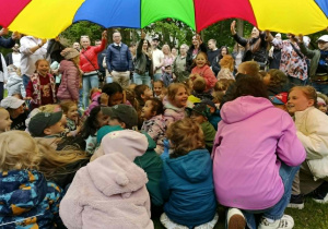 dzieci i rodzice podczas zabaw z chustą animacyjną