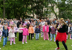 dzieci i rodzice w trakcie zabaw z animatorem