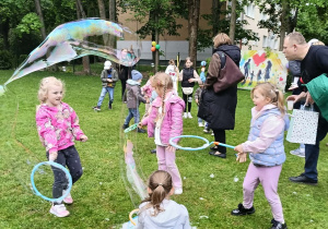 dzieci podczas zabaw z bańkami mydlanymi