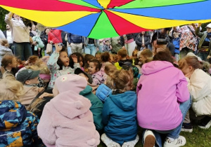 dzieci i rodzice podczas zabaw z chustą animacyjną
