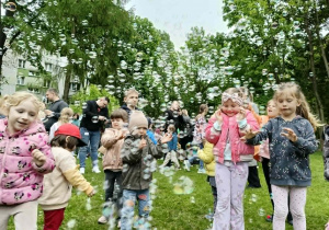 dzieci podczas zabaw z bańkami mydlanymi