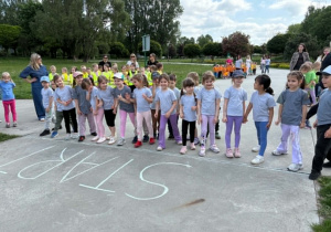 dzieci przygotowują się do startu