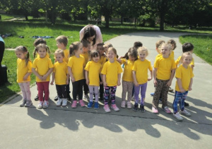 dzieci pozują do zdjęcia grupowego