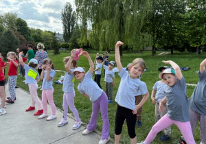 dzieci w trakcie rozgrzewki