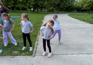 dzieci w trakcie rozgrzewki