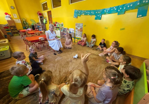 dzieci z wyk. robota Franka rozwiązują zadania związane z Rodziną