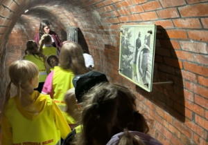 dzieci zwiedzają Muzeum Dętka