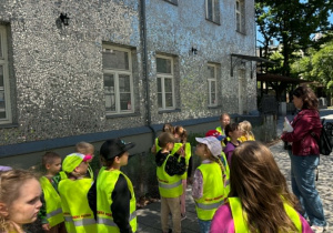 dzieci zwiedzają Pasaż Róży