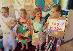 modelki prezentują swoje stroje - chwila dla fotoreporterów
