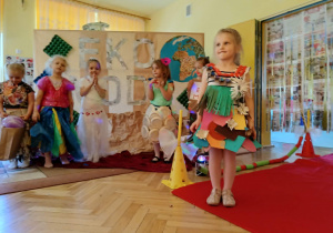 dziewczynka na wybiegu prezentuje swoją eko-kreację