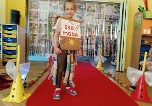 dziewczynka na wybiegu prezentuje swoją eko-kreację