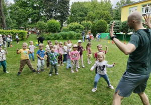 dzieci tańczą z instruktorem tańca