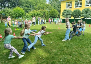dzieci pokonują tor przeszkód i konkurencje z nim związane