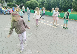 dzieci pokonują tor przeszkód i konkurencje z nim związane