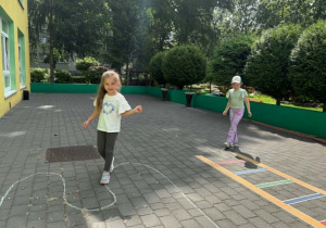 dzieci pokonują tor przeszkód i konkurencje z nim związane