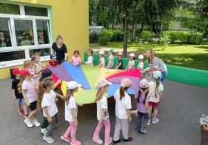 dzieci podczas zabaw z chustą animacyjną