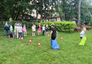 dzieci pokonują tor przeszkód i konkurencje z nim związane