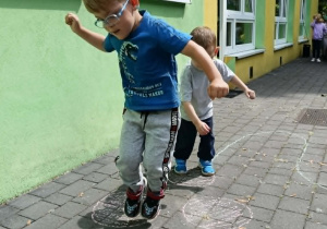dzieci pokonują tor przeszkód i konkurencje z nim związane