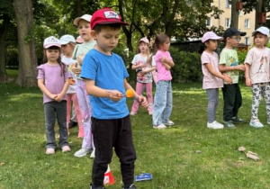 dzieci pokonują tor przeszkód i konkurencje z nim związane